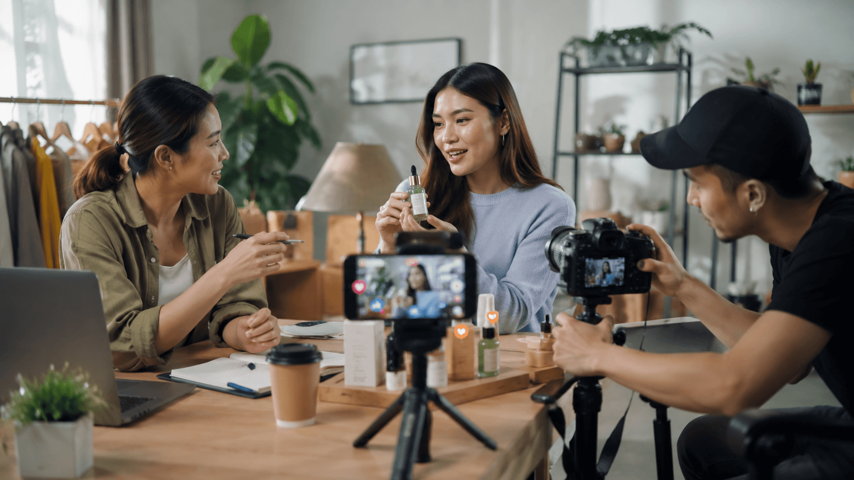 Actores de una campaña de influencer marketing Marca, creadora y equipo de producción participando en una campaña de influencer marketing
