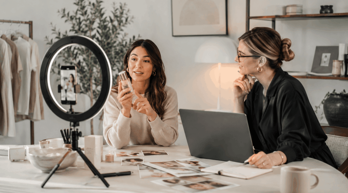 Marca y creadora de contenido trabajando en una campaña de influencer marketing