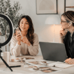 Marca y creadora de contenido trabajando en una campaña de influencer marketing